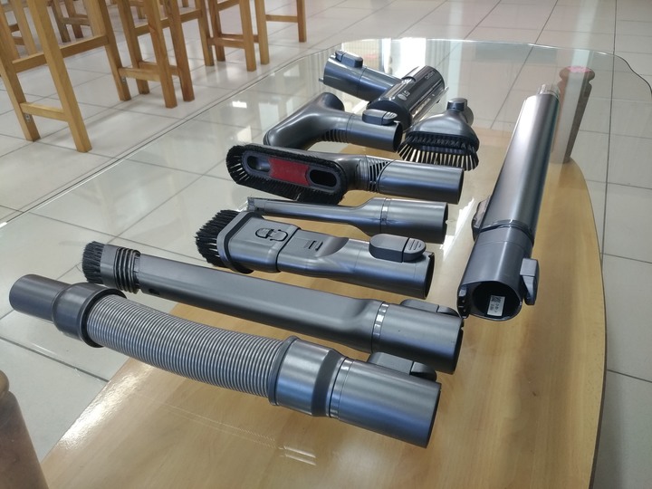 LGA9+無線吸塵器 與 Hom-Bot清潔機器人 打掃對決