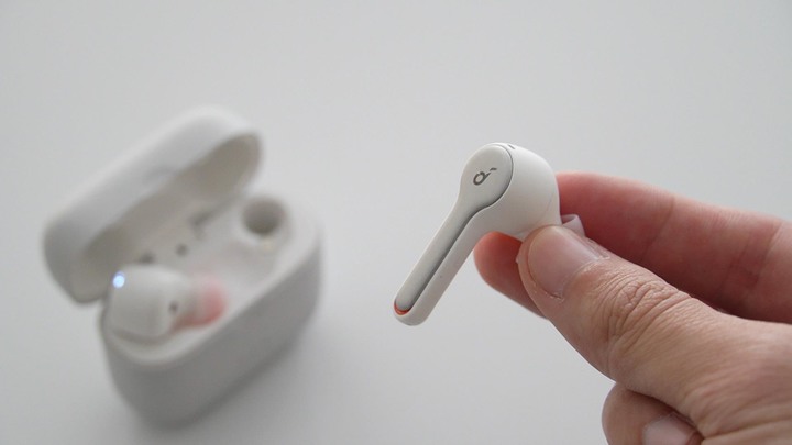 通話超越AirPods？Anker Soundcore Liberty Air 2 真無線藍牙耳機 | 清晰收音、Qi無線充電、APP自訂功能