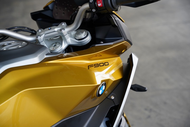 【開箱】BMW Motorrad F 900 XR 空運抵台 開木箱賞車！