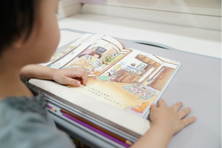 兒童書桌、學習椅、書櫃的選擇：兒科醫師從人體工學的角度看iloom 家具