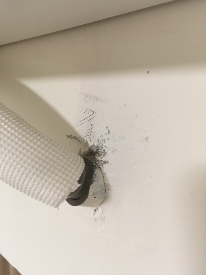 冷氣排水孔周圍水泥剝落