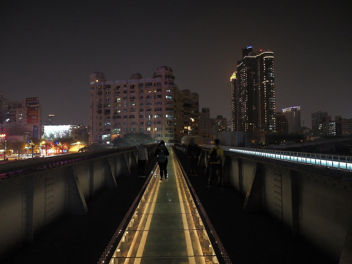 高雄市 鹽埕區 2020高雄燈會藝術節  — 高雄輕軌新體驗與愛河河畔賞燈散策