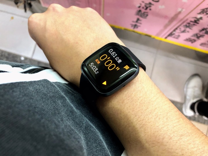 (不專業的開箱)FITBIT VERSA 2 智能運動手錶-行動支付與健康管理一錶到位!