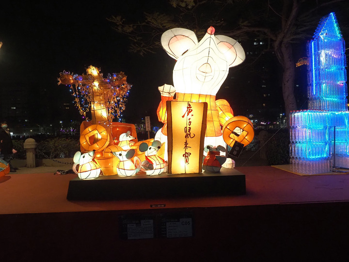 高雄市 鹽埕區 2020高雄燈會藝術節  — 高雄輕軌新體驗與愛河河畔賞燈散策