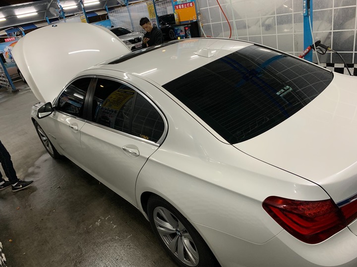 ［BMW 7系列］鍍膜分享 5年的白車鍍完還是一樣亮9