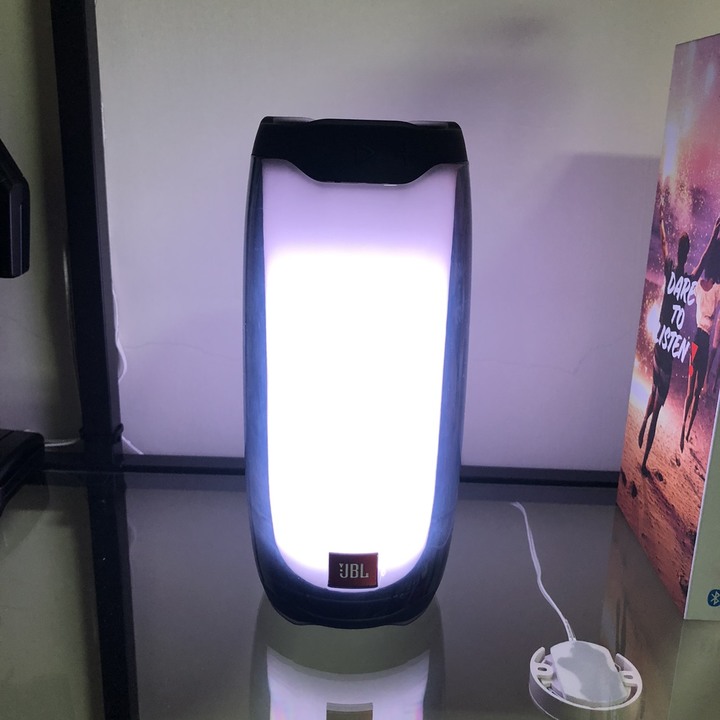 【開箱】JBL PULSE4攜帶式藍芽喇叭 HOLD住全場 最騷最美!
