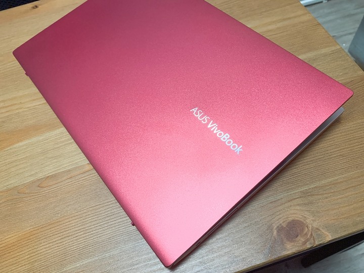 皮婚紀念:一株紅色永生玫瑰配上ASUS VivoBook S431狠想紅 筆電開箱