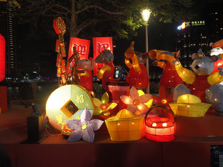 高雄市 鹽埕區 2020高雄燈會藝術節  — 高雄輕軌新體驗與愛河河畔賞燈散策