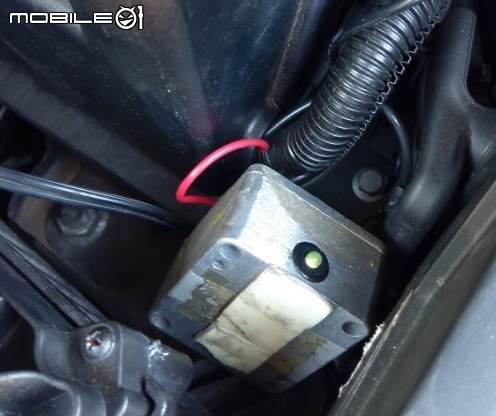 點我看大圖 請益: Mondeo MK4 TDCI 掛在電瓶旁的方形設備