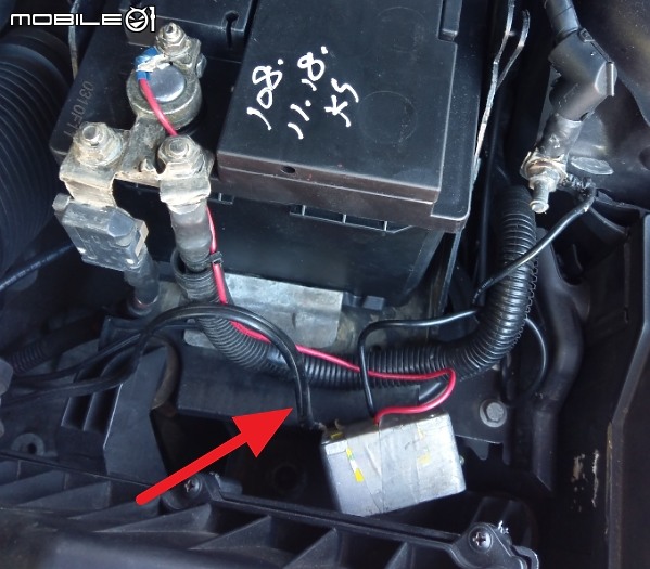 點我看大圖 請益: Mondeo MK4 TDCI 掛在電瓶旁的方形設備
