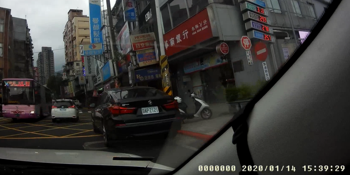這一知識水準號稱極高之 一家人 的33輛車在文山木柵相關地區違規 真夠敢!!!