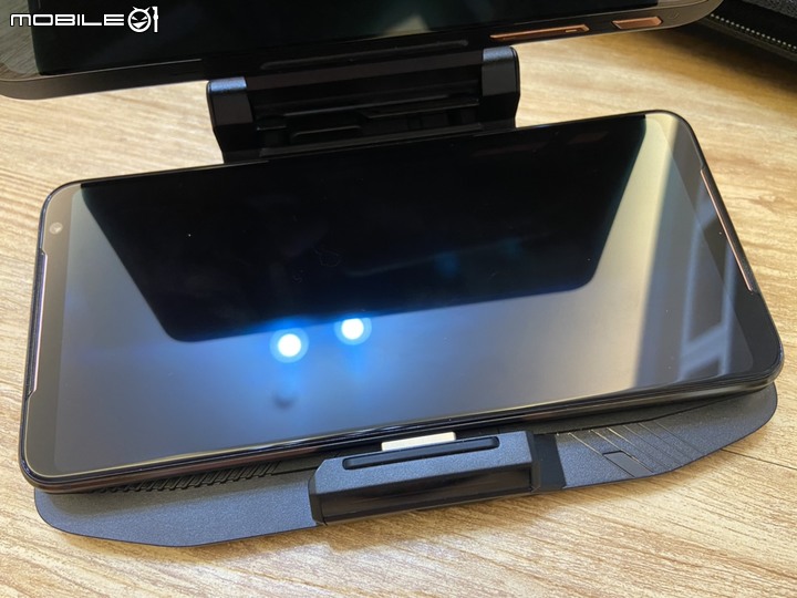 點我看大圖 ROG Phone II TwinView Dock 雙螢幕基座微開箱