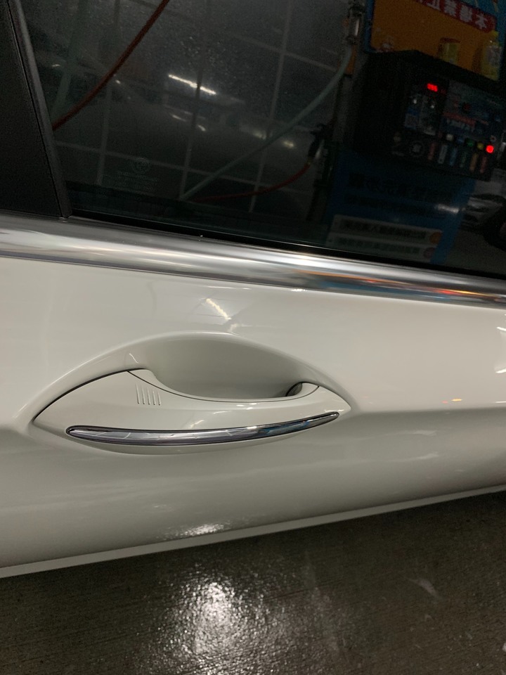 ［BMW 7系列］鍍膜分享 5年的白車鍍完還是一樣亮9