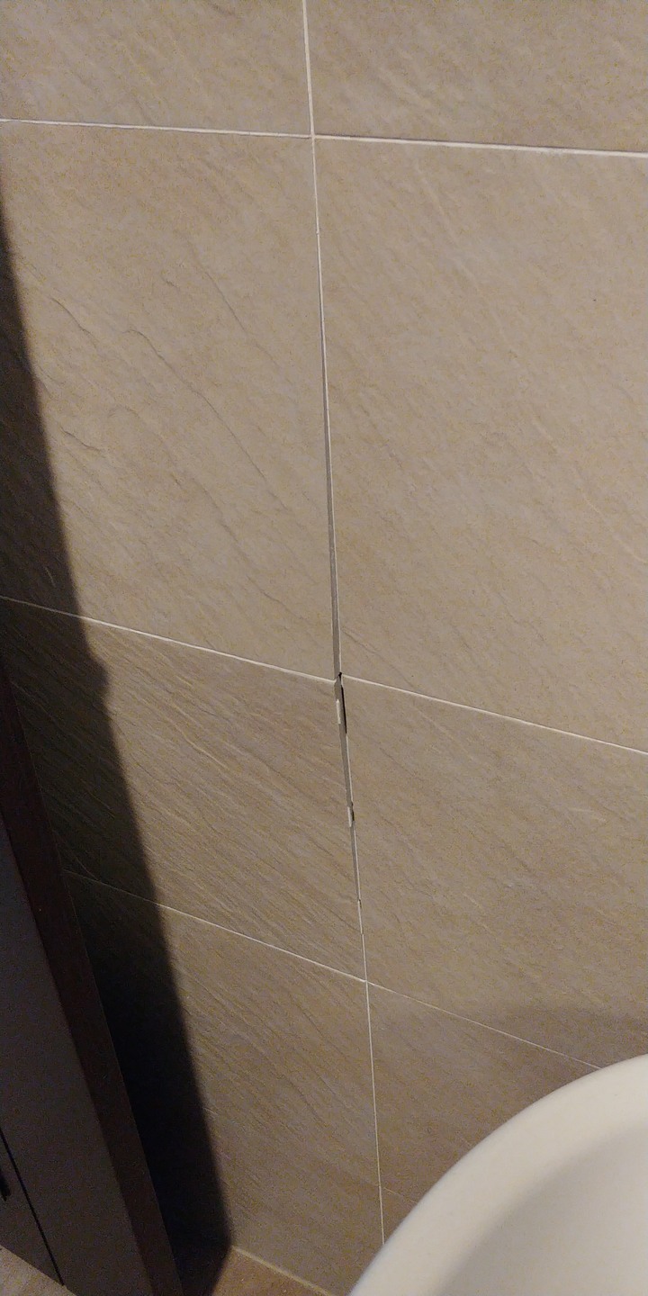 三年多的新屋沒入住浴室瓷磚脫落