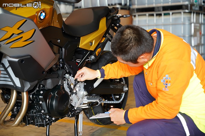 【開箱】BMW Motorrad F 900 XR 空運抵台 開木箱賞車！