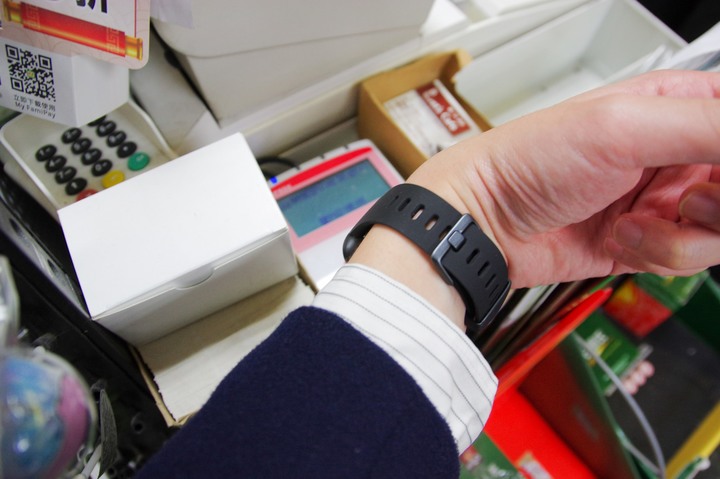 (不專業的開箱)FITBIT VERSA 2 智能運動手錶-行動支付與健康管理一錶到位!