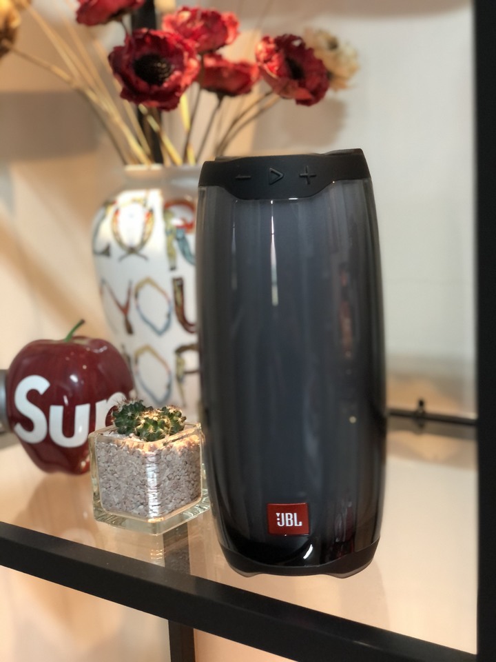 【開箱】JBL PULSE4攜帶式藍芽喇叭 HOLD住全場 最騷最美!