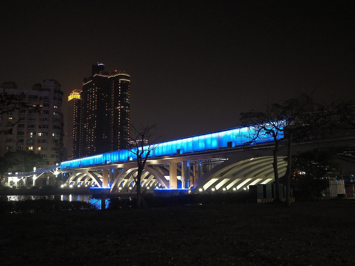 高雄市 鹽埕區 2020高雄燈會藝術節  — 高雄輕軌新體驗與愛河河畔賞燈散策