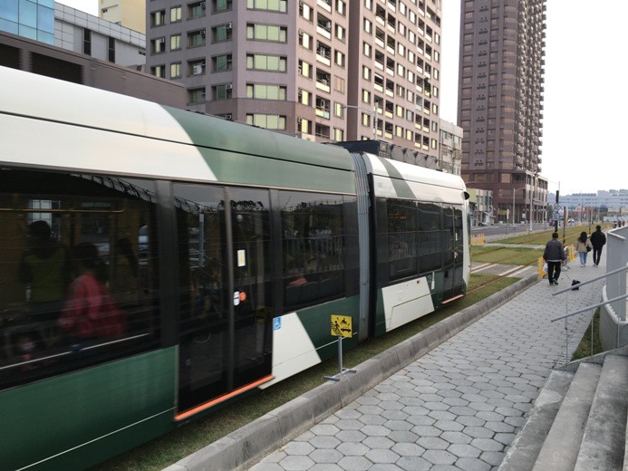 高 雄 苓 雅 廟 口 美 食 巡 禮 騎