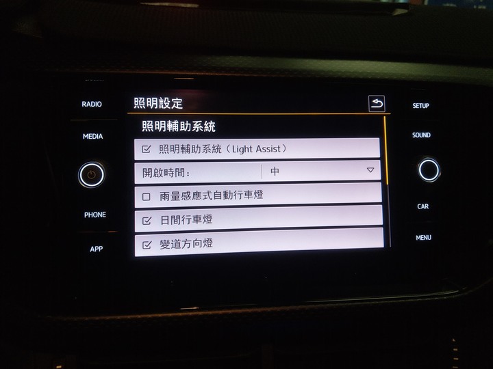 終於 VW T-CROSS 有塞車輔助 跟車道維持的功能開啟了