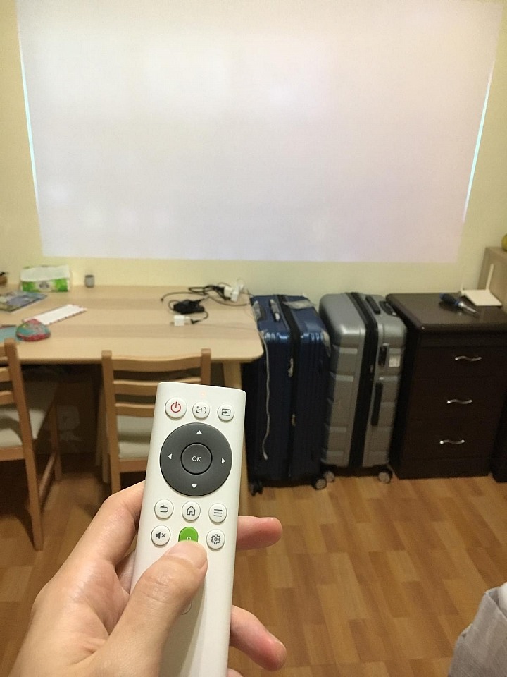 [BenQ TK810 開箱]🔥租套房也能享受大畫面Netflix投影追劇