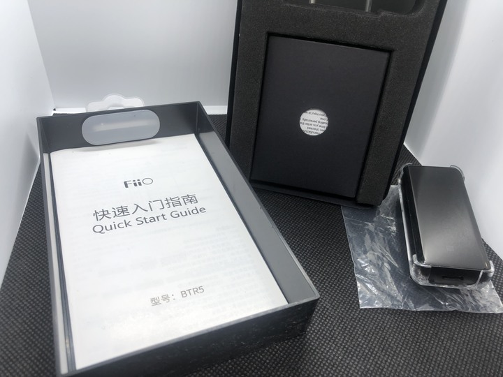【宅評測】Fiio BTR5 藍牙耳擴 開箱體驗~小孩才做選擇,方便與音質我全都要,讓你有線便無線的藍牙音源接收器