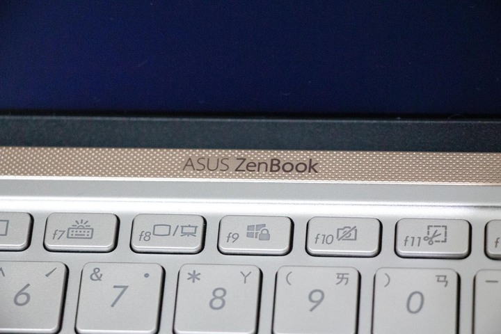 外觀跟功能都超優的筆電開箱 – ZenBook 15 UX534 冰柱銀 開箱