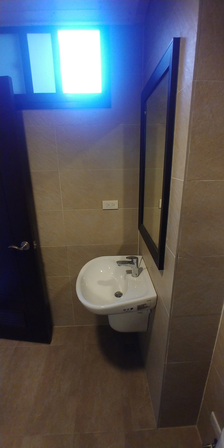 三年多的新屋沒入住浴室瓷磚脫落