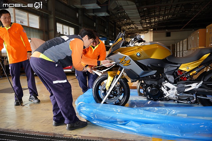 【開箱】BMW Motorrad F 900 XR 空運抵台 開木箱賞車！