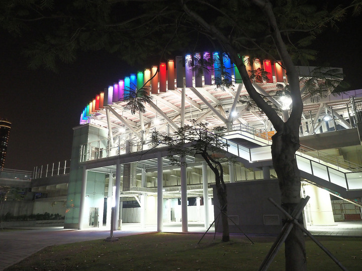 高雄市 鹽埕區 2020高雄燈會藝術節  — 高雄輕軌新體驗與愛河河畔賞燈散策