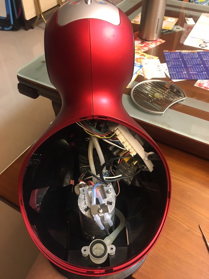 Dolce Gusto膠囊機膠囊無法壓入固定位置(求拆機文)