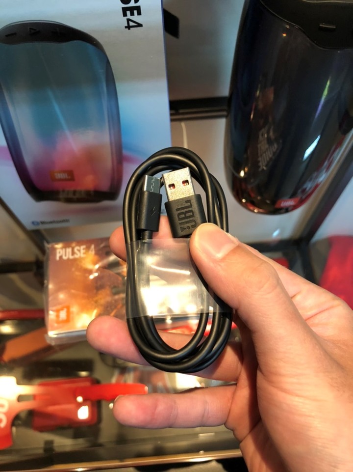 【開箱】JBL PULSE4攜帶式藍芽喇叭 HOLD住全場 最騷最美!