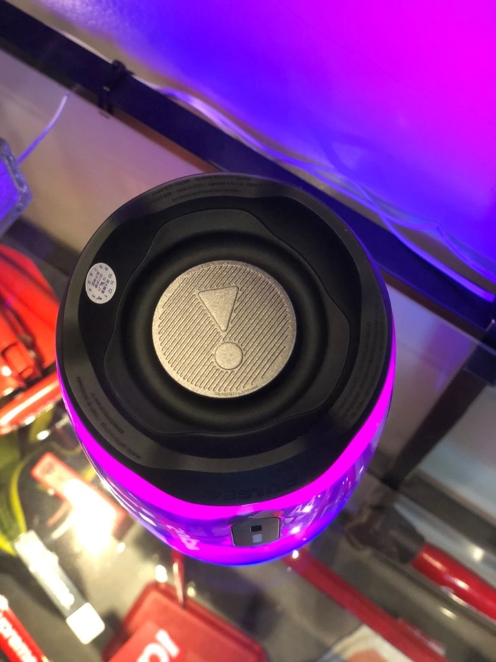 【開箱】JBL PULSE4攜帶式藍芽喇叭 HOLD住全場 最騷最美!