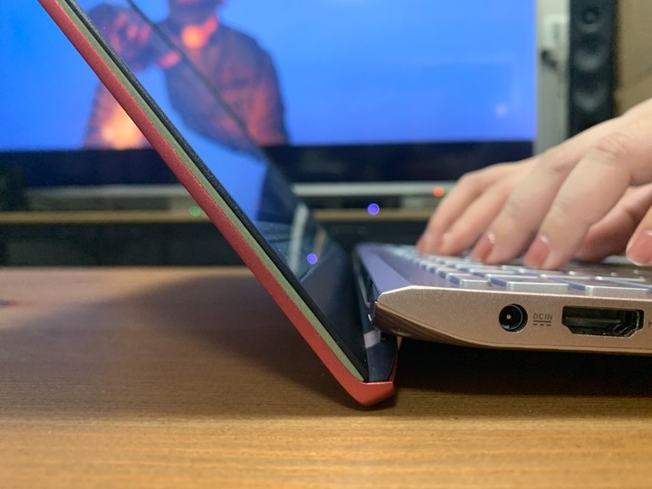 皮婚紀念:一株紅色永生玫瑰配上ASUS VivoBook S431狠想紅 筆電開箱