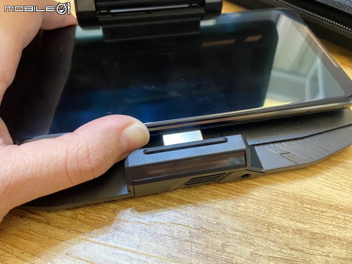 點我看大圖 ROG Phone II TwinView Dock 雙螢幕基座微開箱