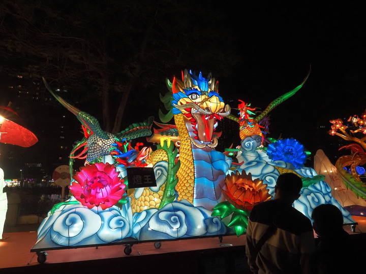 高雄市 鹽埕區 2020高雄燈會藝術節  — 高雄輕軌新體驗與愛河河畔賞燈散策