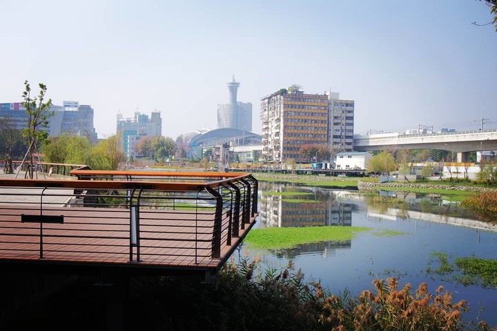 【台中│遊記】東區帝國製糖廠翻修後重新開放！賞湖看夜景還能帶毛小孩散步