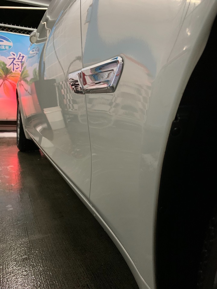 ［BMW 7系列］鍍膜分享 5年的白車鍍完還是一樣亮9