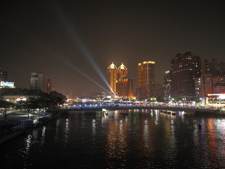 高雄市 鹽埕區 2020高雄燈會藝術節  — 高雄輕軌新體驗與愛河河畔賞燈散策