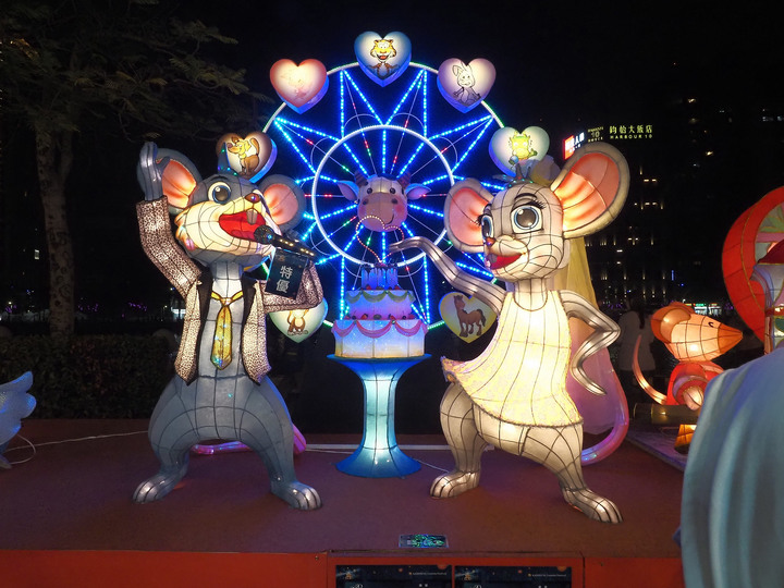 高雄市 鹽埕區 2020高雄燈會藝術節  — 高雄輕軌新體驗與愛河河畔賞燈散策