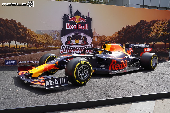 【採訪】Aston Martin Red Bull F1賽車抵台展出！超近距離搶先賞車！