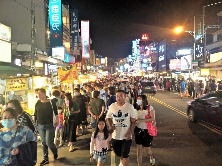 疫情燒不敢出國！228連假「墾丁大街」人潮擠爆：憋壞了