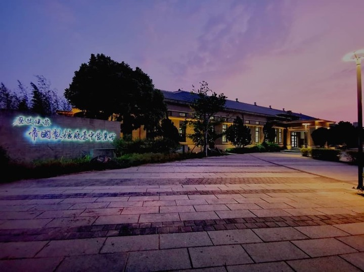 【台中│遊記】東區帝國製糖廠翻修後重新開放！賞湖看夜景還能帶毛小孩散步