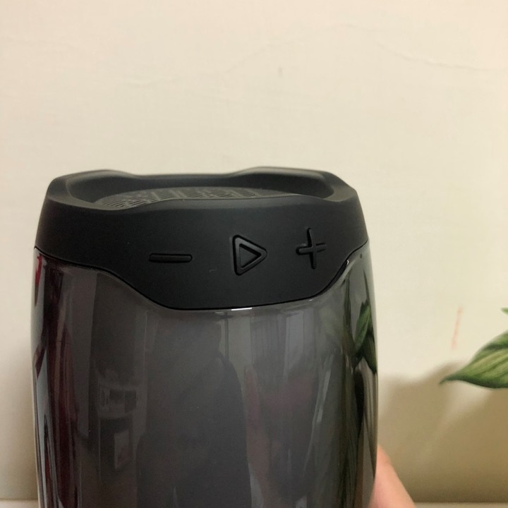 【開箱】JBL PULSE4攜帶式藍芽喇叭 HOLD住全場 最騷最美!