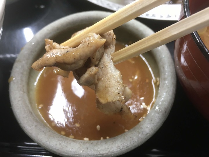 [食記] 宇宙軒食堂，金澤在地人氣美食，平價現烤美味豬五花 (日本石川)