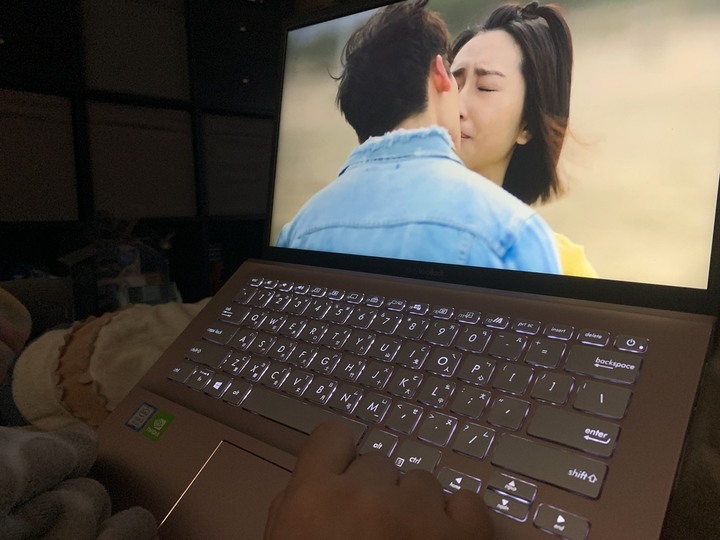 皮婚紀念:一株紅色永生玫瑰配上ASUS VivoBook S431狠想紅 筆電開箱