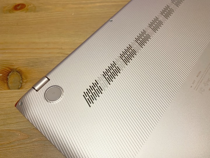 皮婚紀念:一株紅色永生玫瑰配上ASUS VivoBook S431狠想紅 筆電開箱