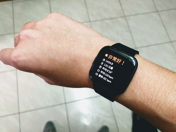(不專業的開箱)FITBIT VERSA 2 智能運動手錶-行動支付與健康管理一錶到位!