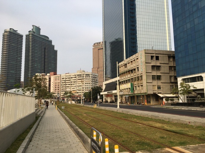 高 雄 苓 雅 廟 口 美 食 巡 禮 騎