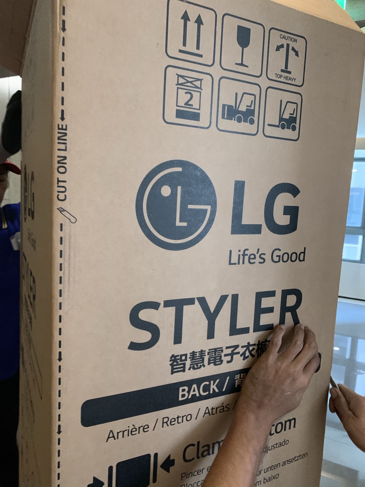 開箱文 主臥房內的LG電子衣櫥E523FR